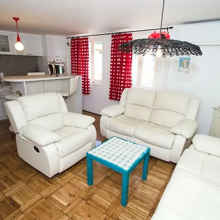 Apartman Mina *